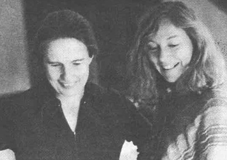Deux femmes souriantes en photo noir et blanc.