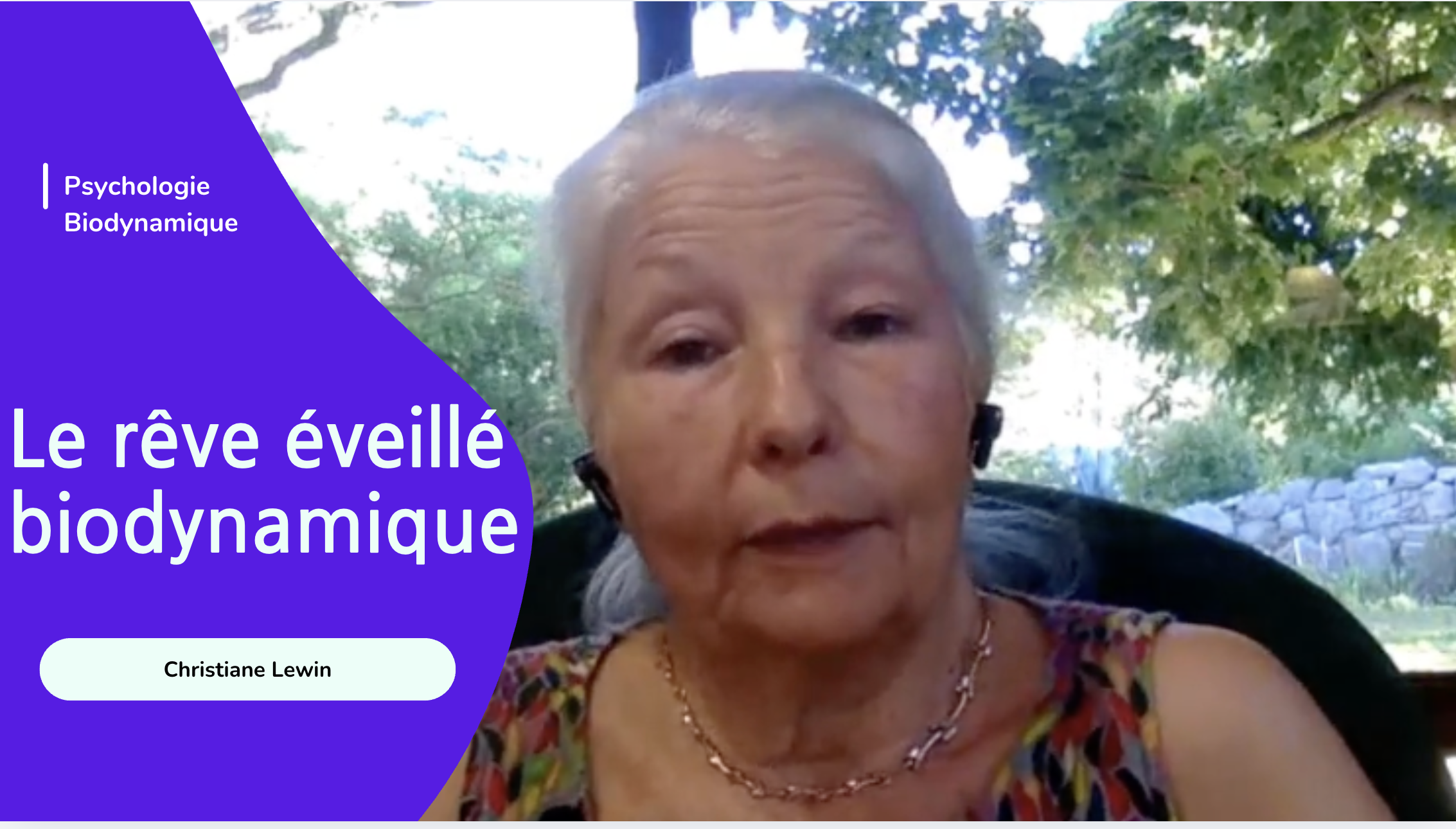 Femme âgée parlant du rêve éveillé biodynamique